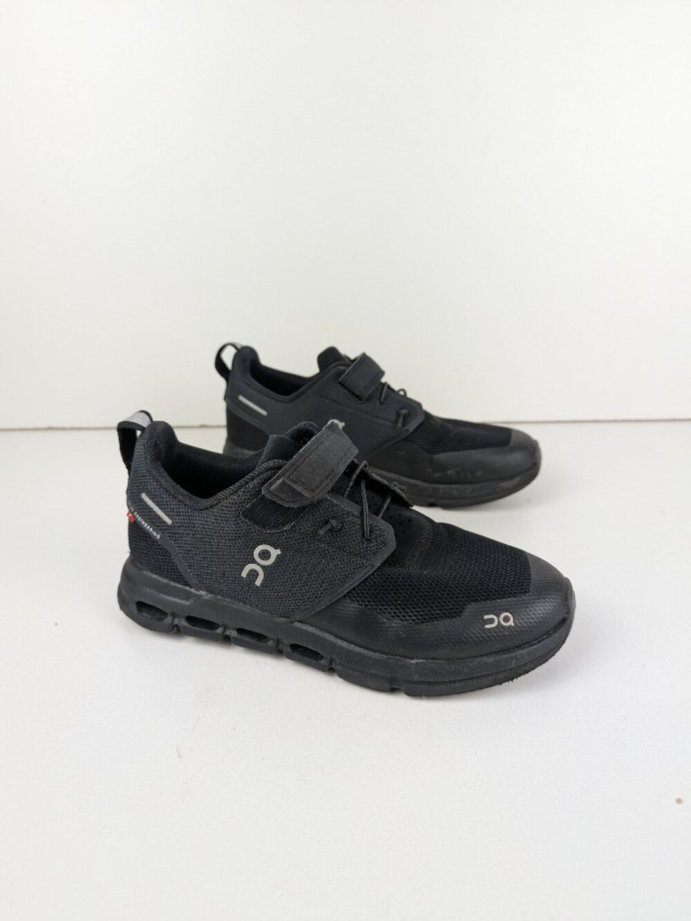 On Cloud Play Kid Shoes Size 3 Black Youth Sneakers 3KD11430485 Strap Slip On.